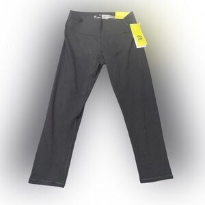 Nwt black all in motion size 8 mid rise capri